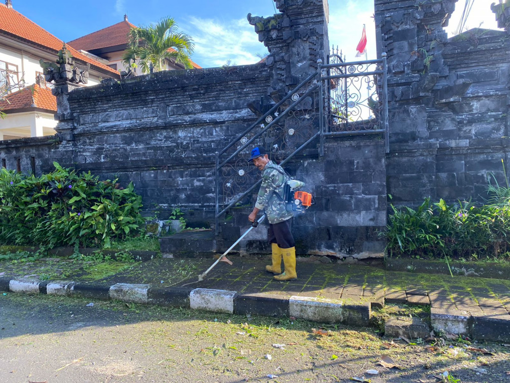 Giat Tenaga Kebersihan Lingkungan Desa Petang , Membersihkan Area Lingkungan Jalan Desa Petang